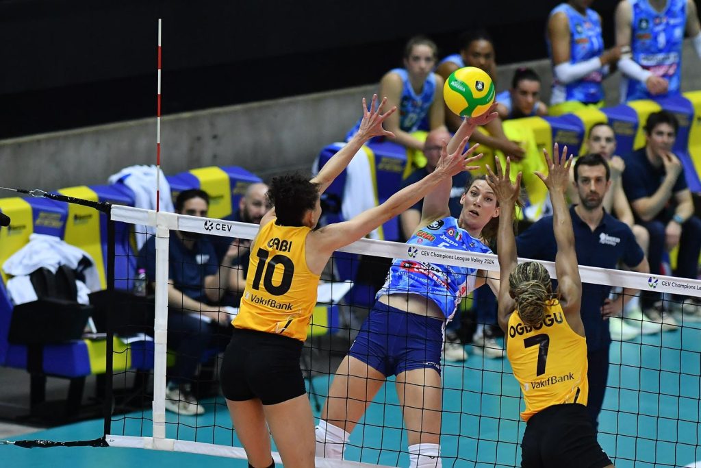 Fotografo sportivo Milano schiacciata Imoco Volley